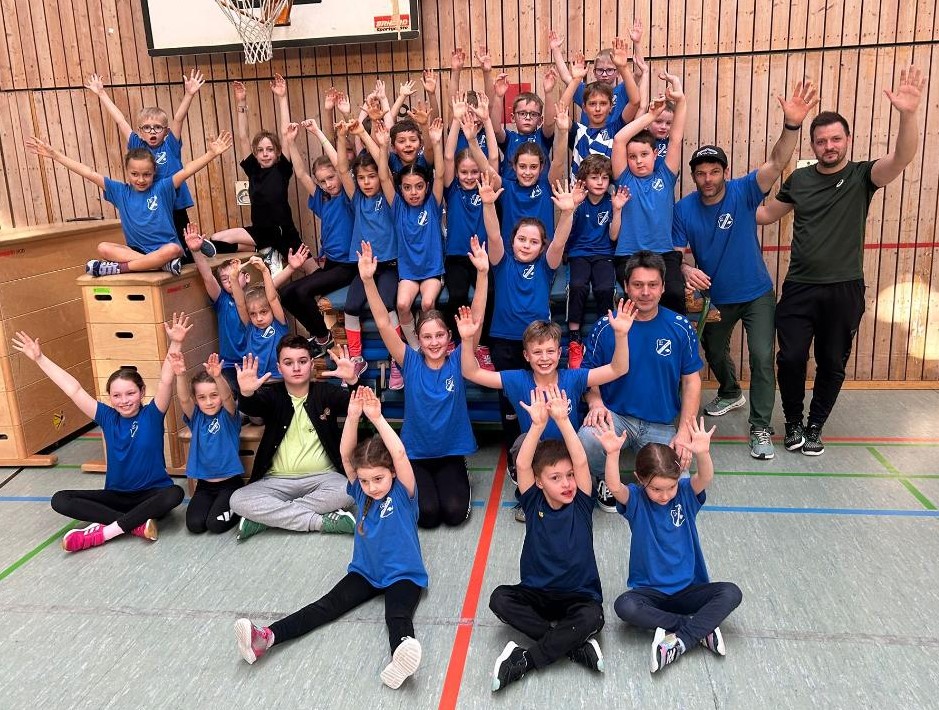 Die erfolgreichen, jungen Athleten des TSV mit den Übungsleitern Markus Waldmann, Andreas Ullrich und Thomas Jäger (Erwachsene von links) Hallenmannschaftswettbewerbe 2026 b