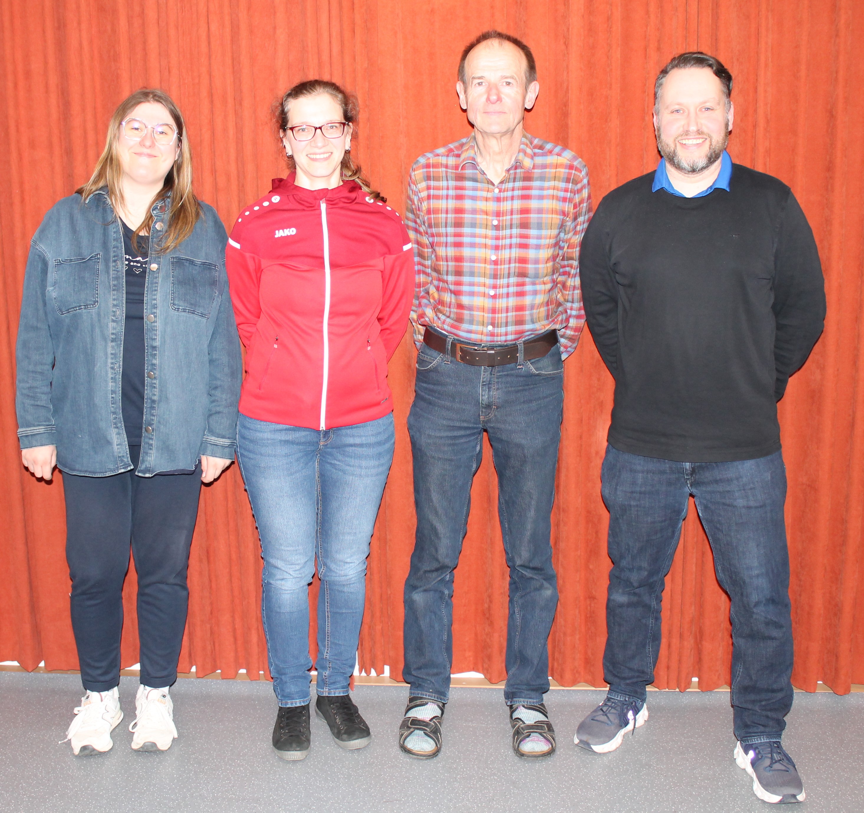 Das Bild zeigt den ersten Vorsitzenden Steffen Reißenweber (rechts) mit den geehrten Bernd Schuch (50 Jahre TSV, über 40 Jahre Übungsleiter; 2. von rechts), Olga Rabe (bronzene Ehrennadel des DTB, langjährige Übungsleiterin Aerobic, zweite von links) und Laura Veit (bronzene Ehrennadel des STB, Schriftführerin, links) TSV VBZ HV 2026 2